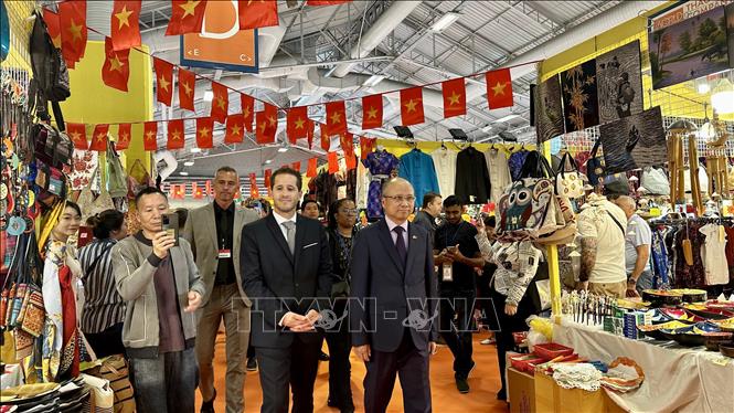 Đại sứ Việt Nam tại Pháp Đinh Toàn Thắng và Giám đốc Hội chợ Paris Steven Abajoli tham quan các gian hàng Việt Nam. 