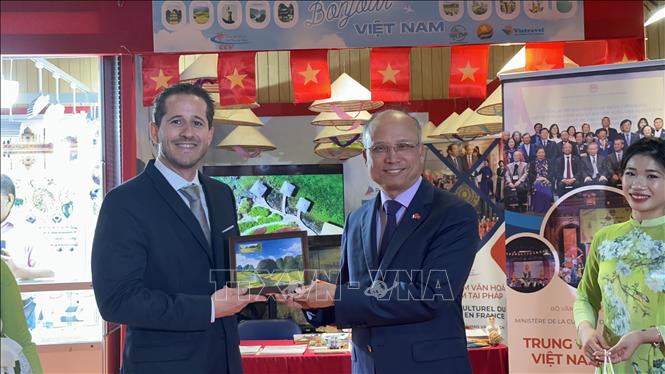 Đại sứ Việt Nam tại Pháp Đinh Toàn Thắng tặng quà lưu niệm tới Giám đốc Hội chợ Paris Steven Abajoli. 