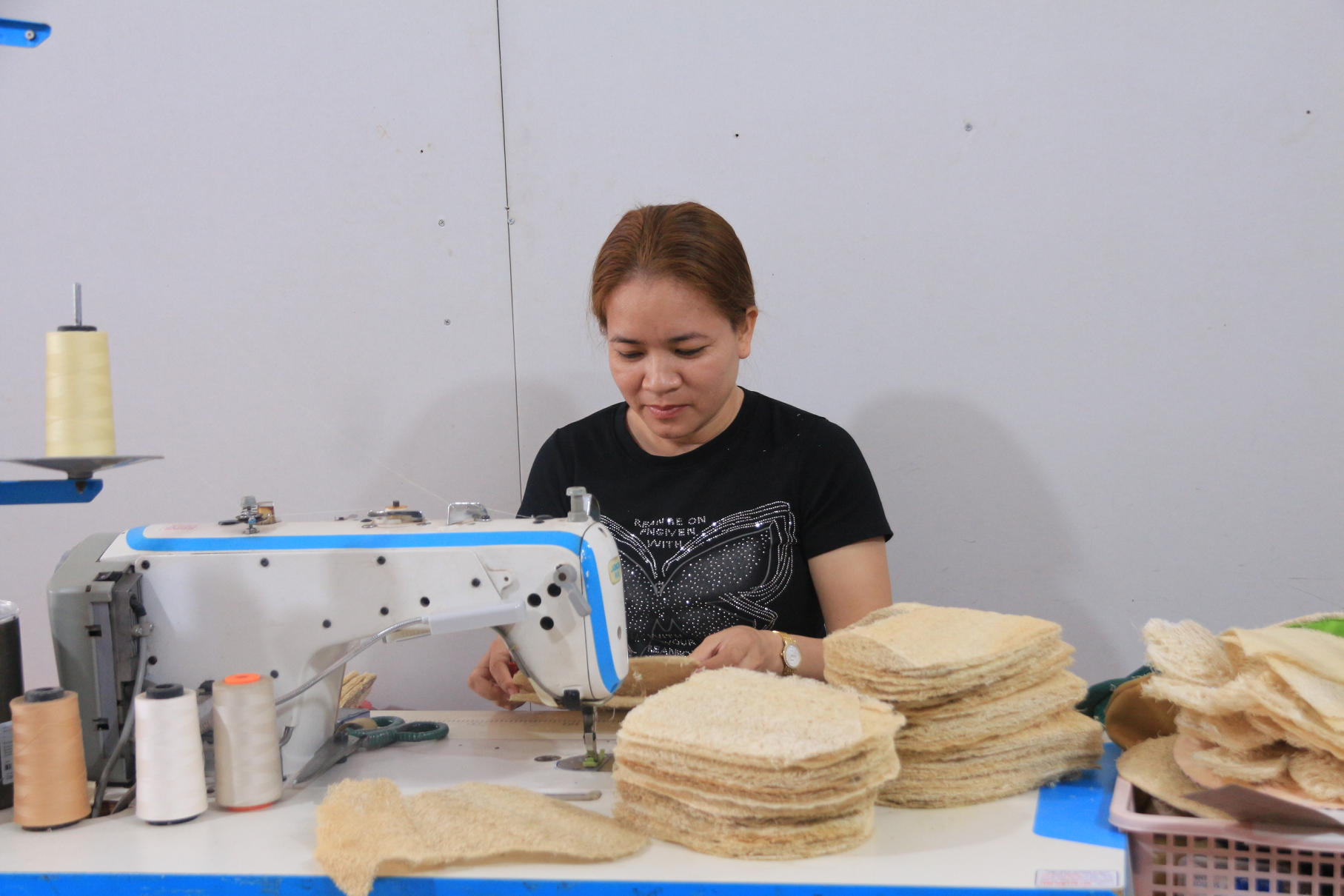Biến thứ bỏ đi thành hàng thời trang xuất khẩu, doanh nghiệp thu tiền tỷ, nông dân Đắk Lắk làm giàu