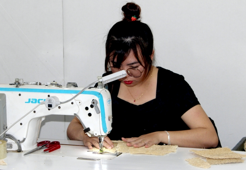 Xơ mướp khi đưa về công ty, sẽ được rọc tách riêng phần xơ phía ngoài và lõi bên trong, loại bỏ hạt còn sót lại.