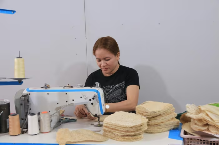 Các nhân viên của anh Tùng đang thi công các sản phẩm từ xơ mướp
