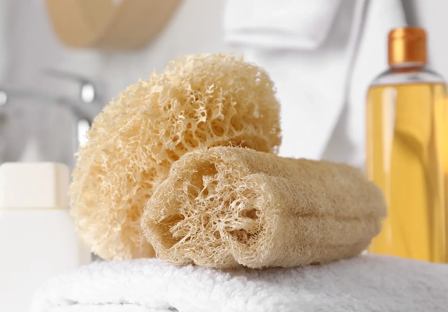 Sau mỗi lần dùng, hãy giặt sạch xơ mướp dưới vòi nước chảy để loại bỏ hết xà phòng và tế bào chết