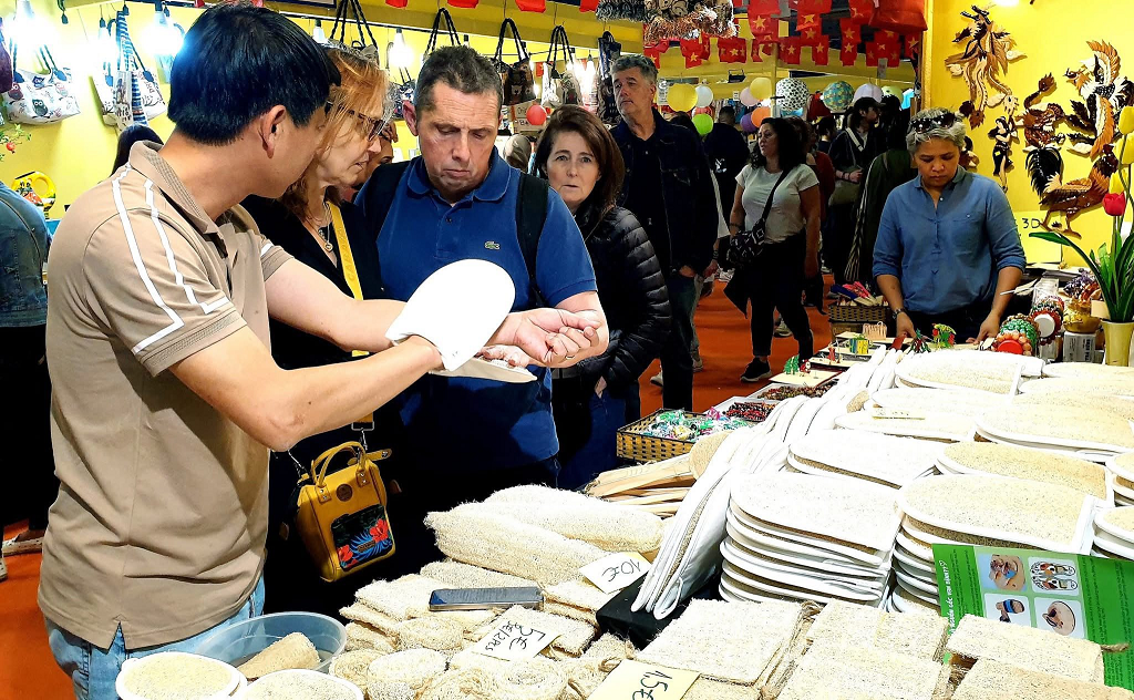 → International visitors visiting the booth of Loofah Global Group Joint Stock Company at the Paris fair.